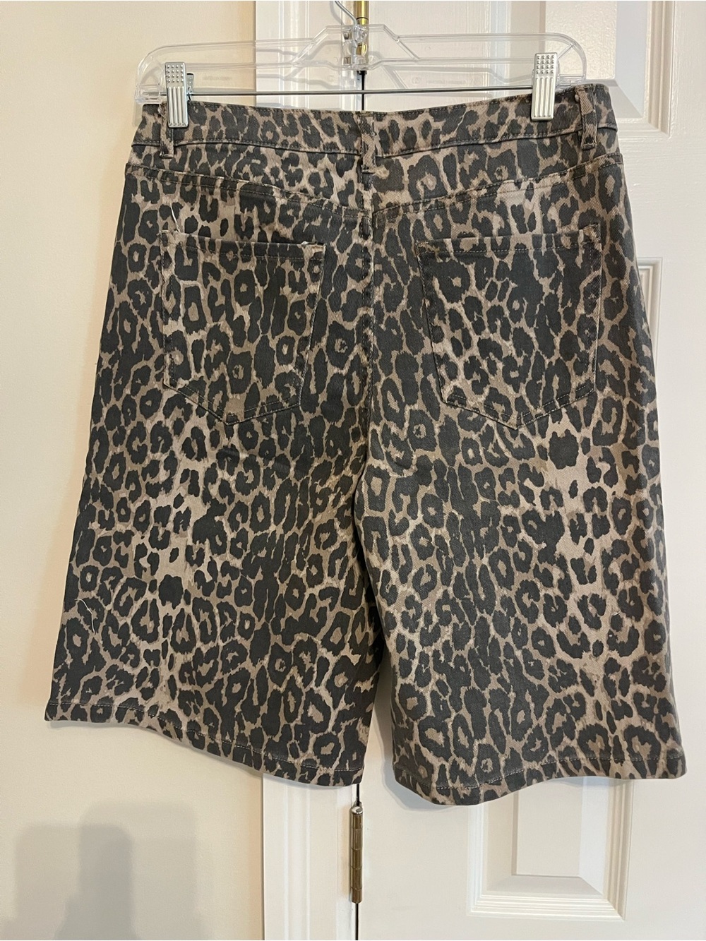 NWT- Cali 1850 Leopard Print Denim Shorts- size 9 - Picture 2 of 2